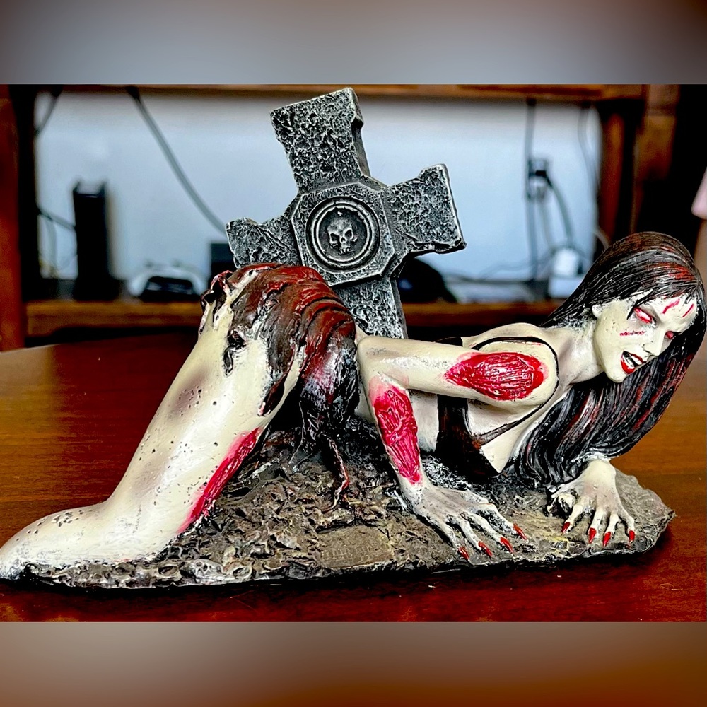 Pacific Giftware Zombie Woman Statue